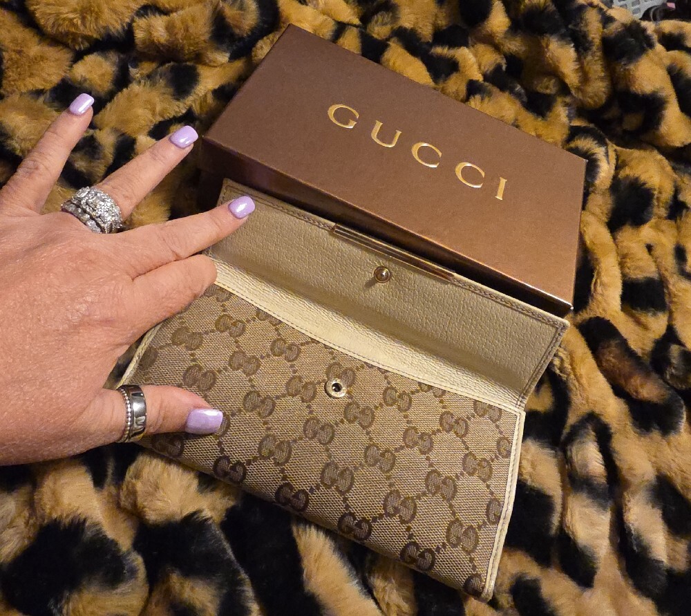 Gucci Beige GG Monogram Continental Wallet with Gold Accent - Picture 2 of 14